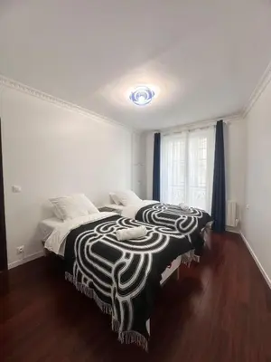 Un ou plusieurs lits dans un hébergement de l'établissement Excellent Appartement Rénové au Cœur de la Capitale