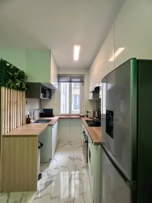 Cuisine ou kitchenette dans l'établissement Excellent Appartement Rénové au Cœur de la Capitale