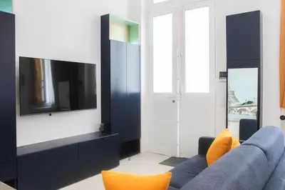 Télévision ou salle de divertissement dans l'établissement studio parisien renovated - close to the Pantheon