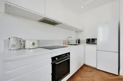 Cuisine ou kitchenette dans l'établissement Luminous Apartment