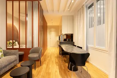Télévision ou salle de divertissement dans l'établissement Pick A Flat's Apartment in Montmartre - Rue des Martyrs