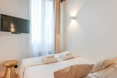 Un ou plusieurs lits dans un hébergement de l'établissement Relaxing Urban Getaway, Notre Dame