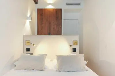 Un ou plusieurs lits dans un hébergement de l'établissement Relaxing Urban Getaway, Notre Dame