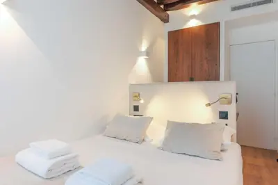 Un ou plusieurs lits dans un hébergement de l'établissement Relaxing Urban Getaway, Notre Dame