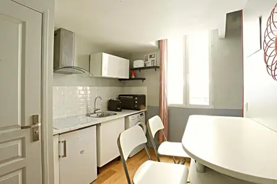 Cuisine ou kitchenette dans l'établissement Comme une maison Paris 11ème
