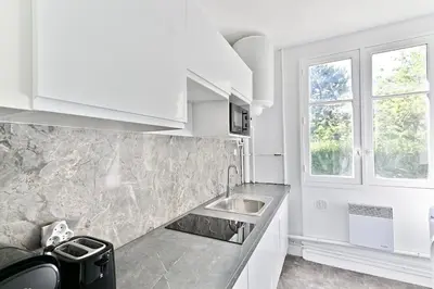 Cuisine ou kitchenette dans l'établissement Appartement lumineux - Puteaux - II