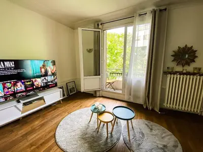 Télévision ou salle de divertissement dans l'établissement Le Charming - Paris parc de la Villette - Canal de l'Ourq