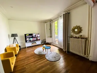 Télévision ou salle de divertissement dans l'établissement Le Charming - Paris parc de la Villette - Canal de l'Ourq