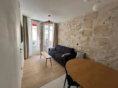 Coin salon dans l'établissement Louvre -Notre Dame 2BD, 2BATH AC