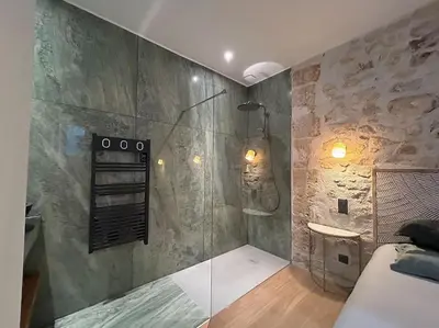 Salle de bains dans l'établissement Louvre -Notre Dame 2BD, 2BATH AC