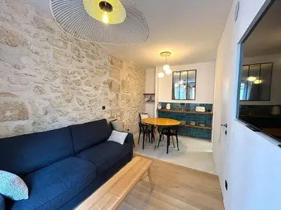 Coin salon dans l'établissement Louvre -Notre Dame 2BD, 2BATH AC