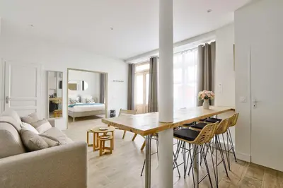 Coin salon dans l'établissement Beautiful flat for 6 pax - Opera