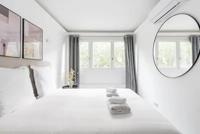 Un ou plusieurs lits dans un hébergement de l'établissement Appartement ensoleillé Buttes Chaumont -IV