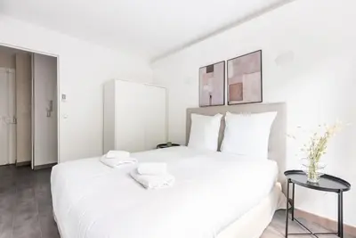 Un ou plusieurs lits dans un hébergement de l'établissement Appartement ensoleillé Buttes Chaumont -IV