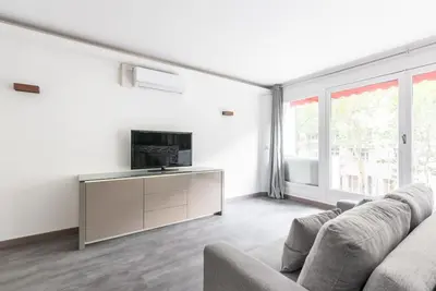 Télévision ou salle de divertissement dans l'établissement Appartement ensoleillé Buttes Chaumont -IV