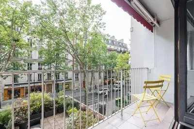 Balcon ou terrasse dans l'établissement Appartement ensoleillé Buttes Chaumont -IV
