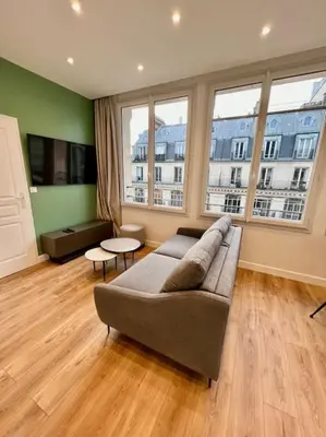 Télévision ou salle de divertissement dans l'établissement Very bright newly renovated apt with AC