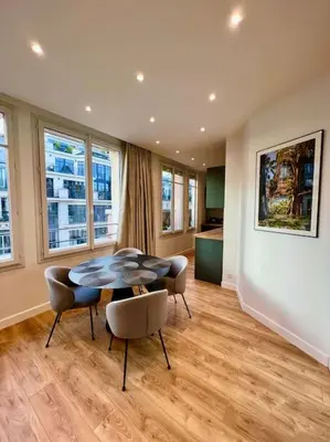 Coin salon dans l'établissement Very bright newly renovated apt with AC