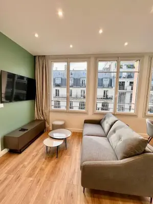 Coin salon dans l'établissement Very bright newly renovated apt with AC