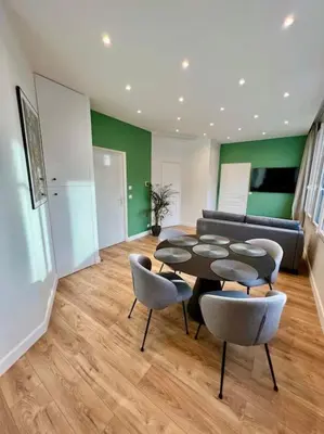 Cuisine ou kitchenette dans l'établissement Very bright newly renovated apt with AC