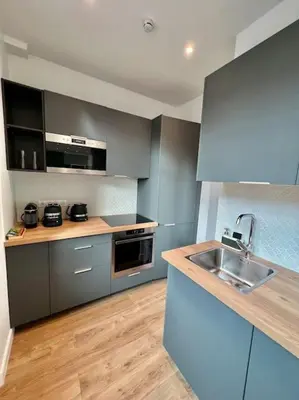 Cuisine ou kitchenette dans l'établissement Very bright newly renovated apt with AC