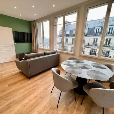 Very bright newly renovated apt with AC