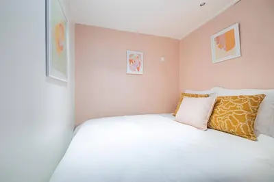 Un ou plusieurs lits dans un hébergement de l'établissement Appartement Coloré aux portes des Buttes Chaumont