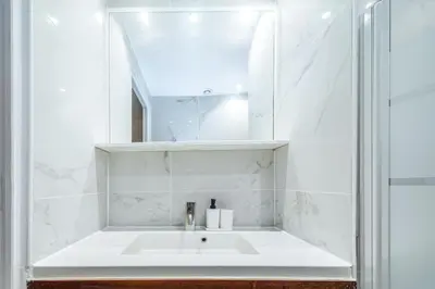 Salle de bains dans l'établissement Appartement Coloré aux portes des Buttes Chaumont