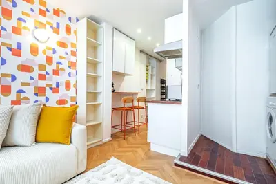 Cuisine ou kitchenette dans l'établissement Appartement Coloré aux portes des Buttes Chaumont