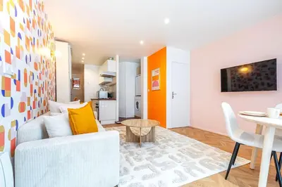 Cuisine ou kitchenette dans l'établissement Appartement Coloré aux portes des Buttes Chaumont