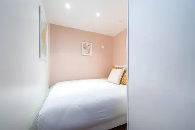 Un ou plusieurs lits dans un hébergement de l'établissement Appartement Coloré aux portes des Buttes Chaumont