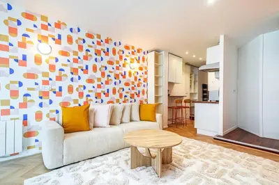 Cuisine ou kitchenette dans l'établissement Appartement Coloré aux portes des Buttes Chaumont