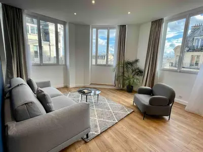 Coin salon dans l'établissement Bright newly renovated apt with AC