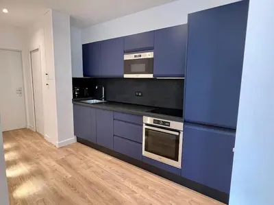 Cuisine ou kitchenette dans l'établissement Bright newly renovated apt with AC