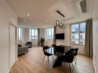 Télévision ou salle de divertissement dans l'établissement Bright newly renovated apt with AC