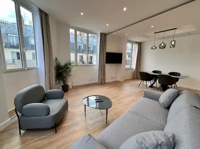 Télévision ou salle de divertissement dans l'établissement Bright newly renovated apt with AC