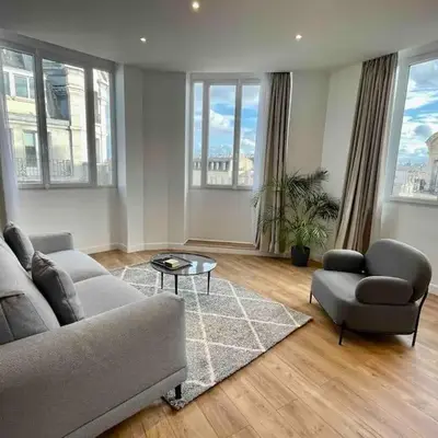 Bright newly renovated apt with AC