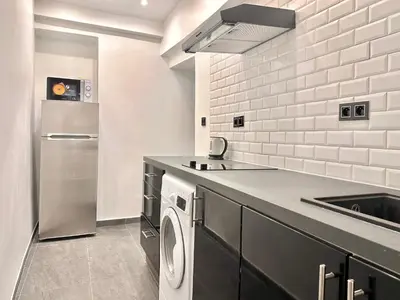 Cuisine ou kitchenette dans l'établissement Cozy Apartment Near Bastille & Marais
