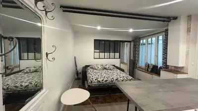 Un ou plusieurs lits dans un hébergement de l'établissement Bel Appartement a 5 minutes du Louvre
