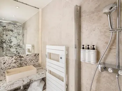 Salle de bains dans l'établissement Merveil - Signature Suite - Opera - Rougemont III