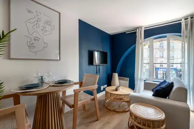Coin salon dans l'établissement Close to Center of Paris I Fully equipped