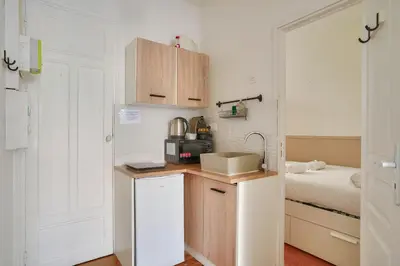 Cuisine ou kitchenette dans l'établissement Urban oasis 1BR - Paris