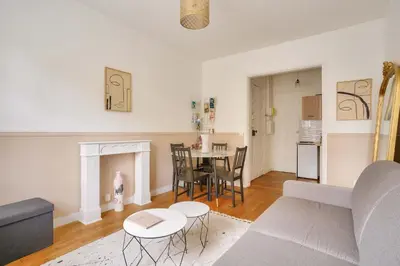 Cuisine ou kitchenette dans l'établissement Urban oasis 1BR - Paris