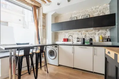 Cuisine ou kitchenette dans l'établissement ParisConciergerie - 1BR apartment with AC