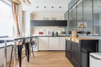 Cuisine ou kitchenette dans l'établissement ParisConciergerie - 1BR apartment with AC