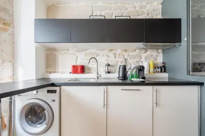 Cuisine ou kitchenette dans l'établissement ParisConciergerie - 1BR apartment with AC
