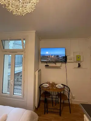 Télévision ou salle de divertissement dans l'établissement Dame de fer apartment