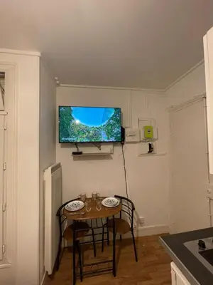 Télévision ou salle de divertissement dans l'établissement Dame de fer apartment