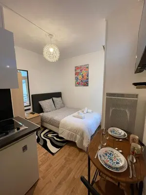 Télévision ou salle de divertissement dans l'établissement Dame de fer apartment