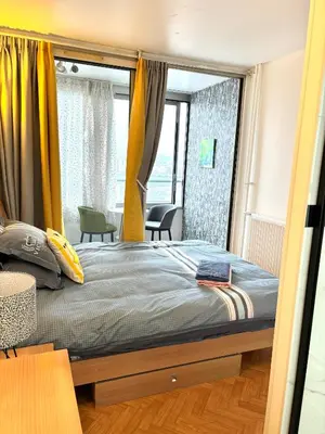 Un ou plusieurs lits dans un hébergement de l'établissement Chambre Lucas Salle de bain Privative